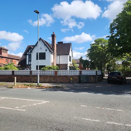 Charming Ground Floor Tudor Apartment Free Wifi Manchester-3