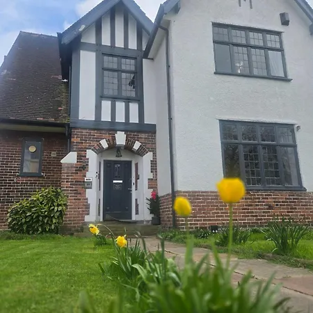 Charming Ground Floor Tudor Apartment Free Wifi Manchester-2